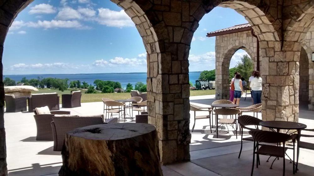 Gorgeous 2 Bedroom Lake View Condo Traverse City Buitenkant foto