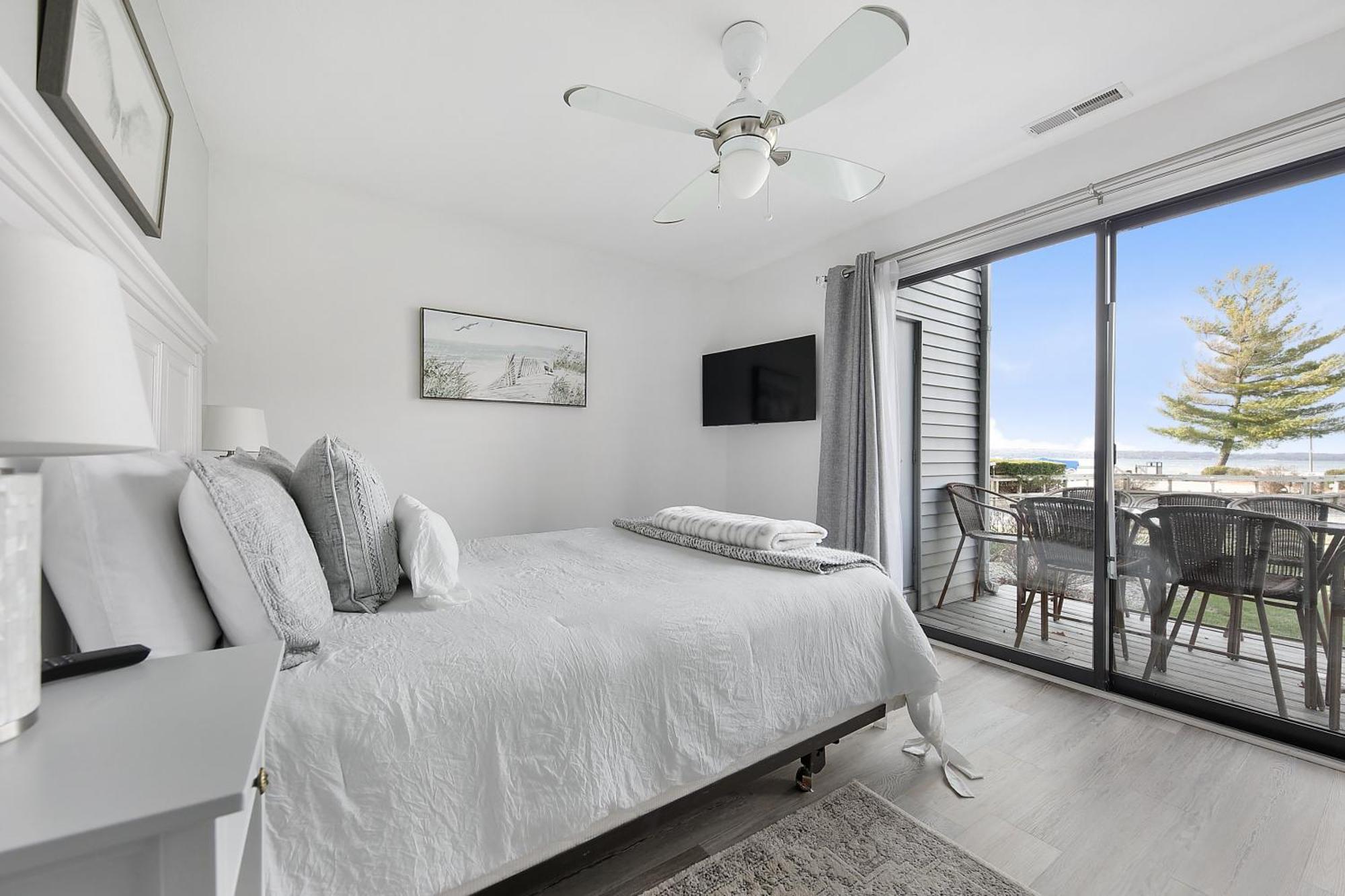 Gorgeous 2 Bedroom Lake View Condo Traverse City Buitenkant foto