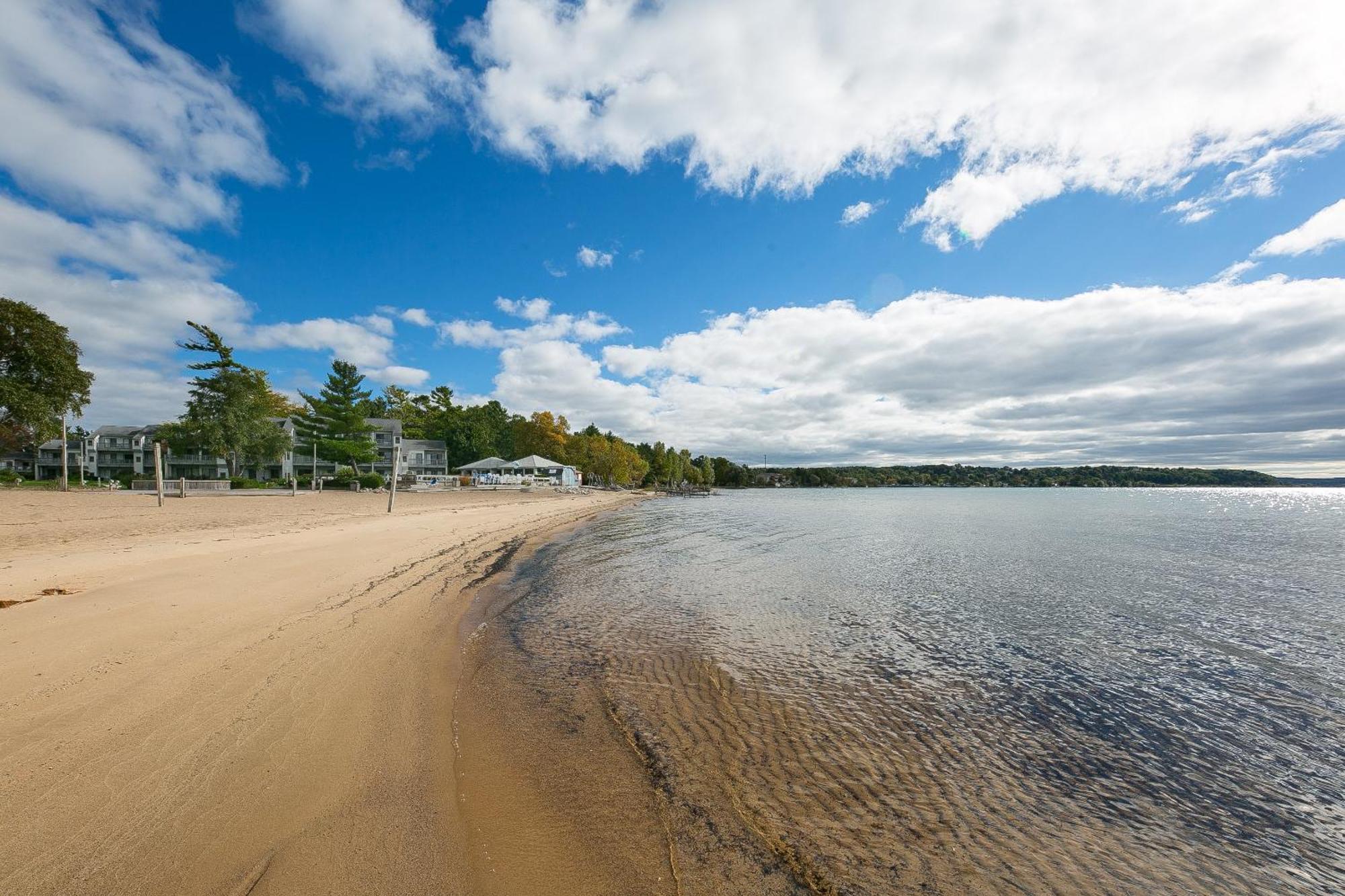 Gorgeous 2 Bedroom Lake View Condo Traverse City Buitenkant foto