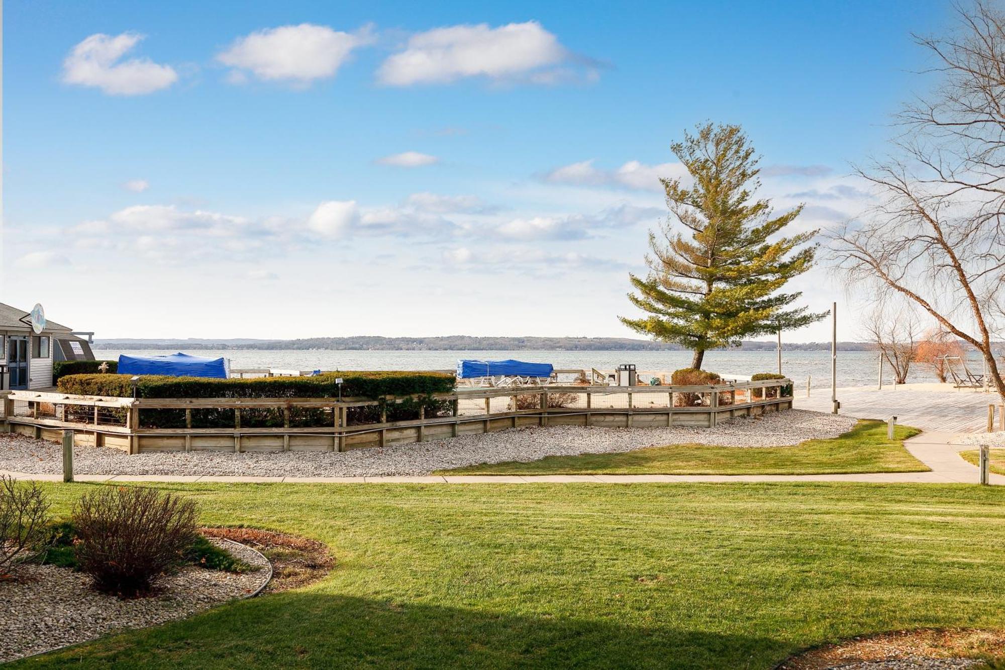Gorgeous 2 Bedroom Lake View Condo Traverse City Buitenkant foto